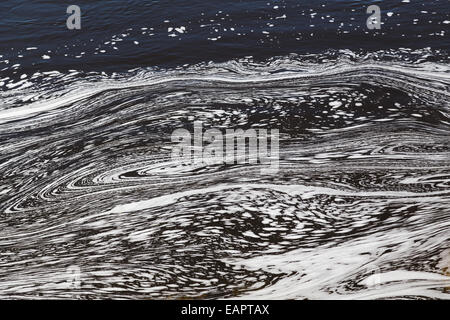 Acqua con Swirly Patterns in fiume Ottawa Foto Stock