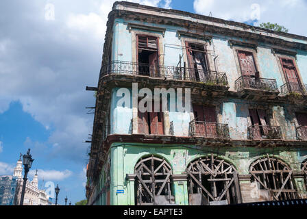 Un fatiscente e fatiscente edificio di appartamenti in una strada laterale di fronte al Capitol Building nel centro di Avana Cuba Foto Stock