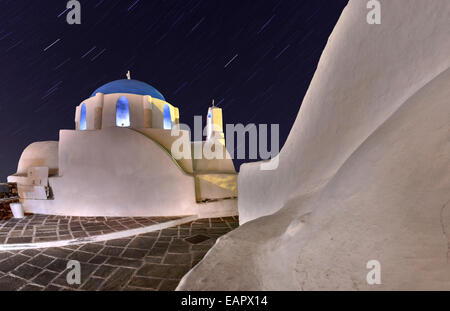 La chiesa di Santa Caterina di notte a Chora (Hora) villaggio la capitale dell'Isola Ios, Cicladi Grecia Foto Stock