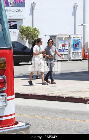 Lukas Haas gode del caffè su Robertson Boulevard con un amico dotato di: Lukas Haaas dove: Los Angeles, California, Stati Uniti quando: 18 Maggio 2014 Foto Stock