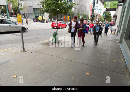 La gente che camminava su un marciapiede Foto Stock