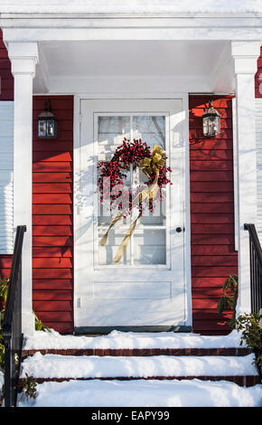 Vintage House snow ghirlanda di Natale con un arco sulla porta in Mercer County, New Jersey, Stati Uniti d'America, vintage Natale pt, vecchio sportello anteriore ghirlanda ci tempesta Foto Stock