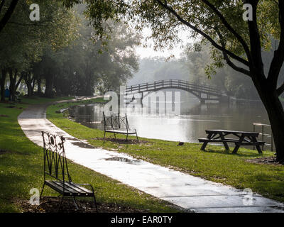 Dopo la pioggia di Stratford. Un ponte al di sopra della Avon nel parco sotto il festival theatre a Stratford, Ontario. Foto Stock