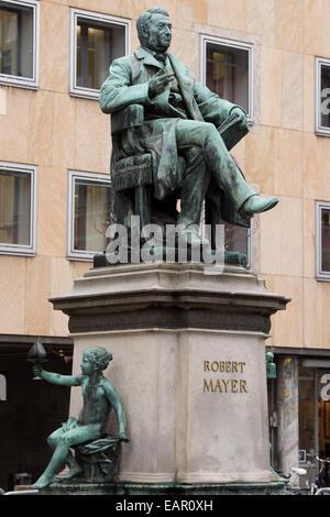 Heilbronn, Germania. Xix Nov, 2014. Il monumento del fisico tedesco Julius Robert von Mayer a Heilbronn, Germania, 19 novembre 2014. Il fisico è nata 200 anni fa il 25 novembre 2014. Foto: SEBASTIAN KAHNERT/dpa/Alamy Live News Foto Stock