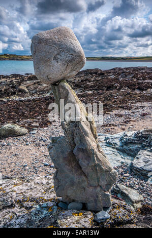 Cemlyn Bay Anglesey North Wales bilanciamento del Rock Foto Stock