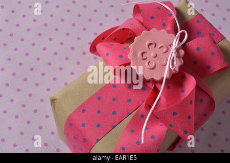 Rosa e blu polka dot confezione regalo con nastro e prua Foto Stock