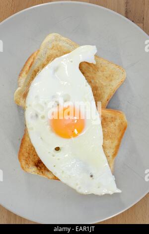 Un'immagine ravvicinata di uova fritte Foto Stock
