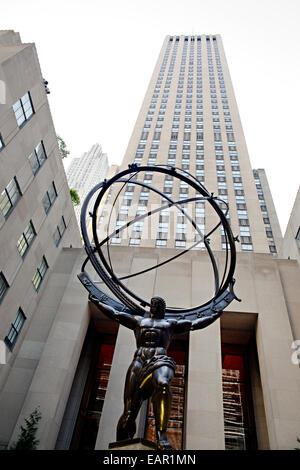 L'Atlas statua si trova nella parte anteriore del Rockefeller Center di New York, NY. Foto Stock