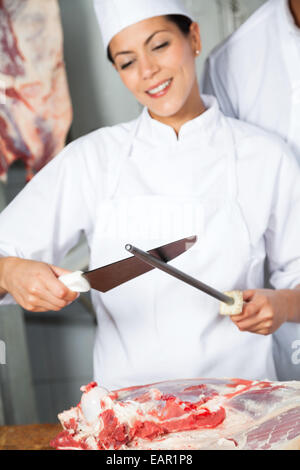 Macelleria femmina coltello affilatura Foto Stock