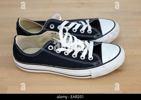 Un'immagine ravvicinata di un paio di scarpe da ginnastica Foto Stock