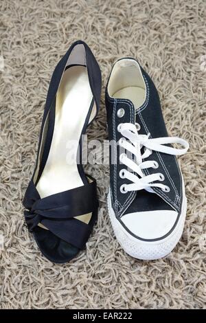 Un'immagine ravvicinata di scarpe sul tappeto Foto Stock