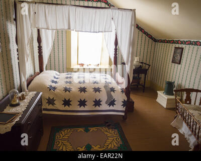 Camera da letto in Canada superiore casa di villaggio. Vecchio camere da letto al piano di sopra in un bene-a-fare casa di villaggio. Foto Stock