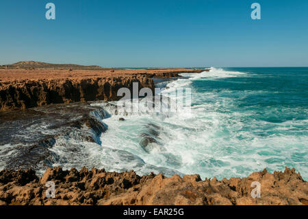 Surf rompe al punto Quobba, Coral Coast, WA, Australia Foto Stock