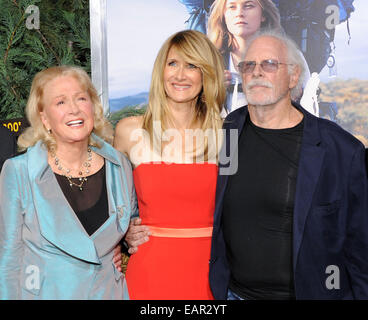 Beverly Hills, in California, Stati Uniti d'America. Xix Nov, 2014. Laura Dern, Diane Ladd e Bruce Dern arriva per la premiere del film 'wild' presso l'Accademia Teatro. Credito: Lisa O'Connor/ZUMA filo/Alamy Live News Foto Stock