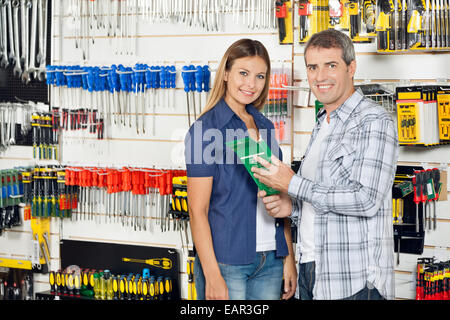 Paio di acquisto del prodotto hardware in negozio Foto Stock