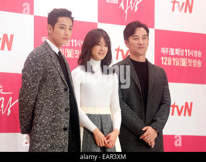 Lee Soo-Hyuk, Lee Si-Young e Tae-Woong Uhm, Nov 19, 2014 : sud coreano attori (L a R) Lee Soo-Hyuk, Lee Si-Young e Uhm Tae-Woong pongono nel corso di una conferenza stampa per il loro nuovo dramma, 'valido l'amore", a Seul, in Corea del Sud. © Lee Jae-Won/AFLO/Alamy Live News Foto Stock