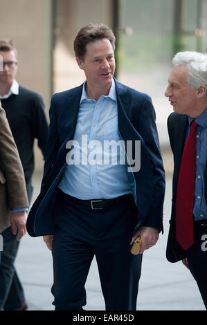 La Andrew Marr visualizza gli arrivi presso il Centro Televisivo della BBC. Dotato di: Nick Clegg dove: Londra, Regno Unito quando: 18 Maggio 2014 Foto Stock