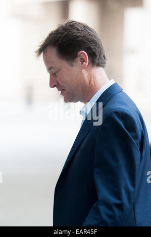 La Andrew Marr visualizza gli arrivi presso il Centro Televisivo della BBC. Dotato di: Nick Clegg dove: Londra, Regno Unito quando: 18 Maggio 2014 Foto Stock