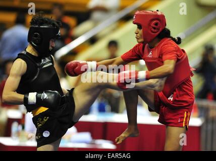 Jakarta, Indonesia. Xx Nov, 2014. Wang Cong (L) della Cina compete contro Intissar Ben Sassi della Tunisia alla donna Sanda-60kg evento durante il 7° Sanda di Coppa del Mondo a Jakarta, Indonesia, nov. 20, 2014. Un totale di 57 atleti provenienti da 18 paesi e regioni partecipare alla Coppa del Mondo da nov. 20 a 21. © Zulkarnain/Xinhua/Alamy Live News Foto Stock