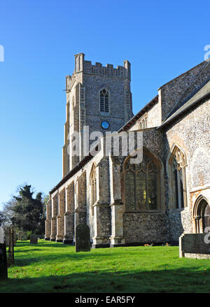 Una vista del lato sud della chiesa parrocchiale di San Giacomo a Castle Acre, Norfolk, Inghilterra, Regno Unito. Foto Stock