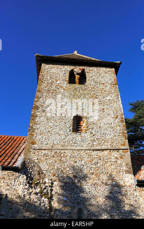 Una vista del Sassone torre della chiesa parrocchiale di Santa Maria e di tutti i santi a Newton da Castle Acre, Norfolk, Inghilterra, Regno Unito. Foto Stock