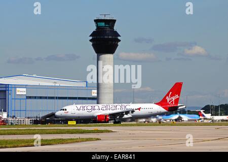 Virgin Atlantic Airbus A320 di rullaggio, Manchester, Greater Manchester, Inghilterra, Regno Unito, Europa occidentale. Foto Stock