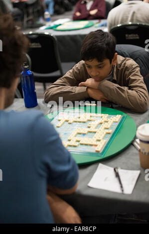 ExCel Exhibition and Convention Centre di Londra, Regno Unito. Il 19 novembre 2014. Top giocatori provenienti da tutto il mondo convergono su ExCel di Londra per competere nel loro cerebrale preferito giochi da tavola compresi Scacchi, SCRABBLE®, Magic: The Gathering e eSports - Hearthstone e Starcraft II. Nella foto: i concorrenti prendere parte al calore di apertura del mondo campionati di Scrabble. Credito: Lee Thomas/Alamy Live News Foto Stock