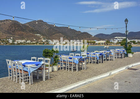 Una tradizionale taverna greca a baia Ormos accanto a Yialos beach e il porto di Ios isola, Cicladi Grecia Foto Stock