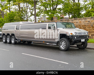 Un assale quattro HUMMER limousine allungata UK Maggio 2008. Foto Stock