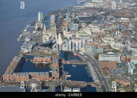 Una veduta aerea del centro di Liverpool e il fiume Mersey Foto Stock