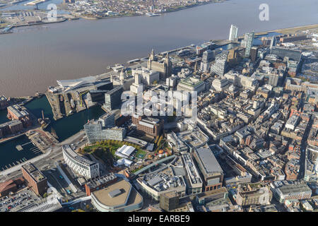 Una veduta aerea del centro di Liverpool e il fiume Mersey Foto Stock