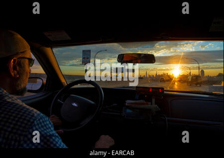 Taxi driver e dello skyline di Manhattan al tramonto, Manhattan, New York, New York, Stati Uniti Foto Stock