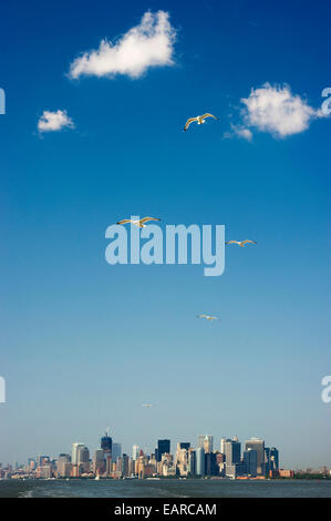 Il centro di Manhattan skyline visto da Staten Island Ferry, Manhattan, New York, New York, Stati Uniti Foto Stock