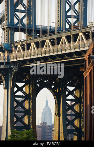 Manhattan Bridge e l'Empire State Building, Manhattan, New York, New York, Stati Uniti Foto Stock