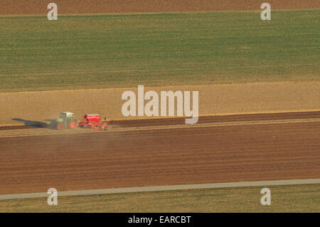 Il trattore arare i campi in primavera, Braunsberg, Hainburg an der Donau, Austria Inferiore, Austria Foto Stock