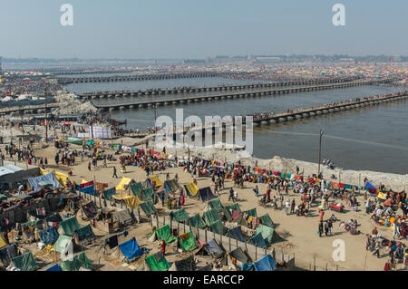 Molti attraversa per mezzo di pontoni ponti che attraversano il fiume Gange al Kumbha Mela motivi di Allahabad, Uttar Pradesh, India Foto Stock