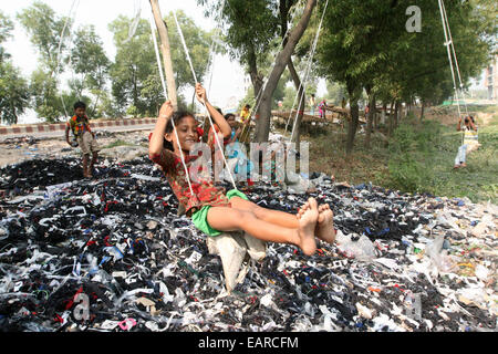 I bambini del Bangladesh oscillare da un albero a Dacca in Bangladesh è uno dei paesi più poveri del pianeta con il 40 percento dei suoi 144 milioni di persone che vivono con meno di 1 dollaro al giorno. Foto Stock