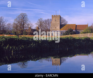 Sant'Andrea Chiesa riflessa nel fiume a Wickhambreaux Kent Foto Stock