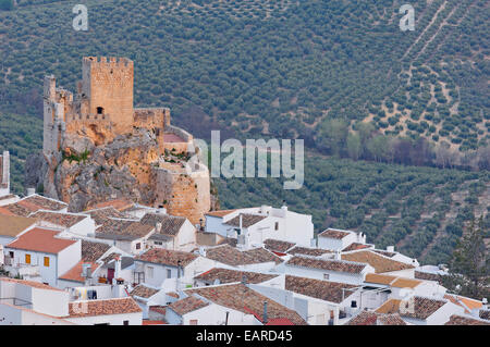 Zuheros castello e borgo, Sierras Subbéticas, Zuheros, nella provincia di Córdoba, Andalusia, Spagna Foto Stock