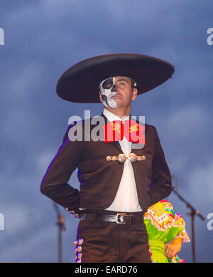 Tradizionale ballerino messicano eseguire al Dia de los Muertos celebrazione nella Coachella , California Foto Stock