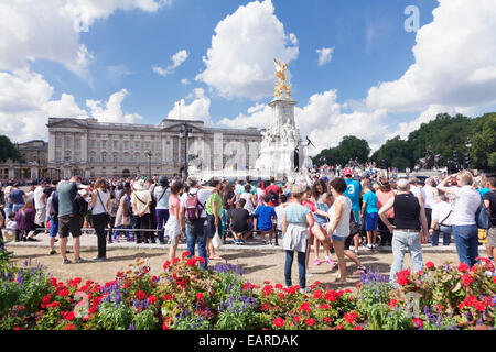 La folla in attesa per il Cambio della Guardia a Buckingham Palace, City of Westminster, Londra, Inghilterra, Regno Unito Foto Stock