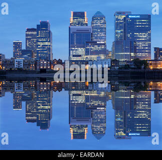 Vista sul Tamigi sul Canary Wharf, Docklands, Londra, Inghilterra, Regno Unito Foto Stock