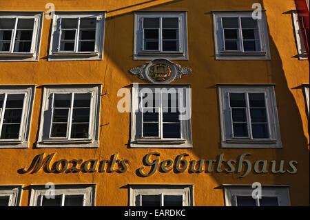 Famiglia Mozart Geburtshaus, tedesco per il luogo di nascita di Mozart, nella luce della sera, Getreidegasse, il centro storico di Salisburgo Foto Stock