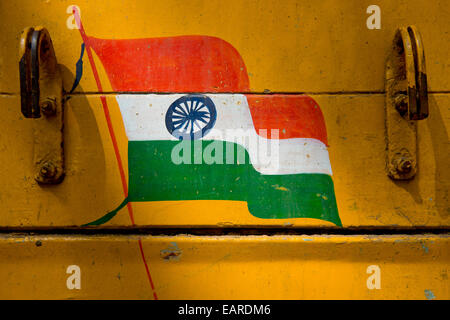 Indian bandiera nazionale, dipinto su un carrello, Rameswaram, Pamban Isola, Tamil Nadu, India Foto Stock