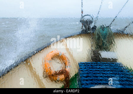 Vista attraverso il vetro bagnato di prua della barca da gamberetti 'Columbus' dall isola di Pellworm, viaggiare in Nord costiere Frisone Foto Stock