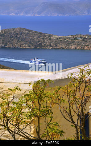 La nave entra in porto di Ormos nell isola di Ios, Cicladi Grecia Foto Stock