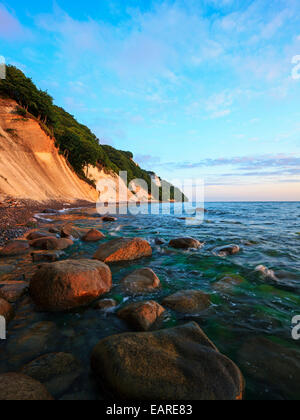 Chalk scogliere con la scogliera Koenigsstuhl nelle prime ore del mattino, Sassnitz, Rügen, Meclemburgo-Pomerania, Germania Foto Stock