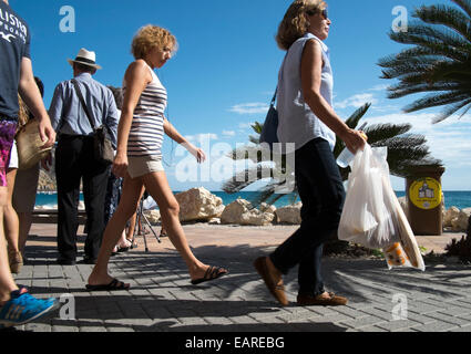 I turisti a piedi lungo l'Arenal del porto di Javea, Spagna. Foto Stock