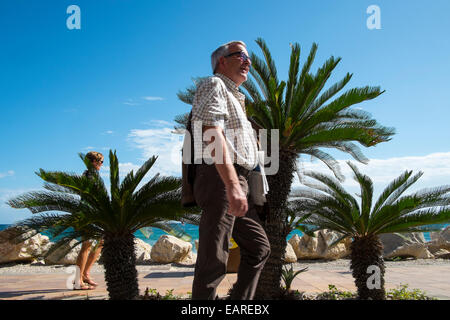 I turisti a piedi lungo l'Arenal del porto di Javea, Spagna. Foto Stock