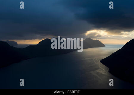 Atmosfera drammatica illuminazione su isole di Kalsoy e Kunoy, Kalsoy, Norðoyar, Isole Faerøer, Danimarca Foto Stock